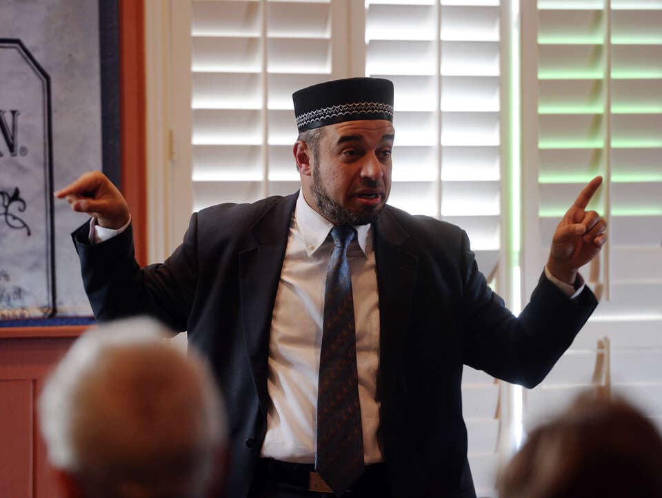 Nidal Alsayyed lecturing to a seated audience